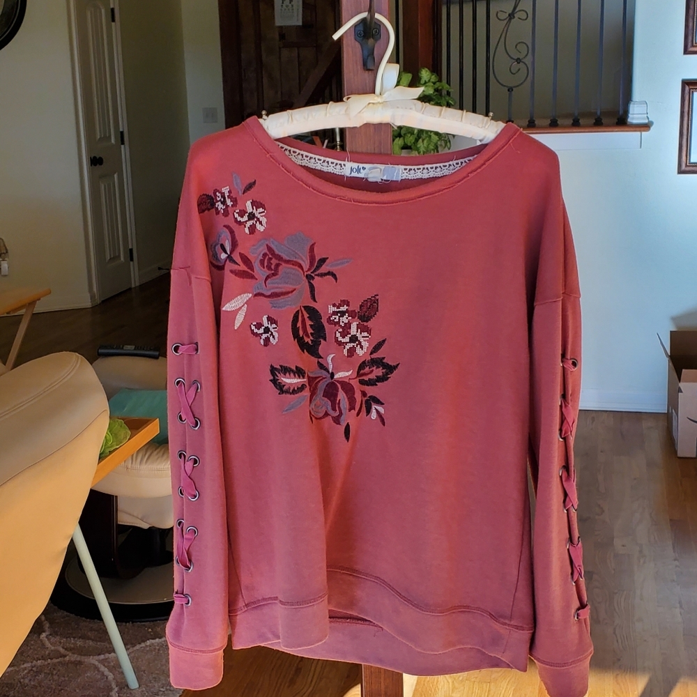 Embroidered sweat shirt with ribbon sleeve detail.